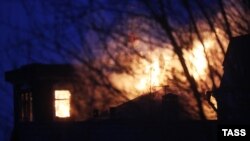 Пожар в доме в коттеджном поселке Новые Вешки вблизи подмосковных Мытищ, где забаррикадировался мужчина и открыл стрельбу по силовикам, 30 марта 2021 года