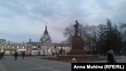 Памятник Чернышевскому в Саратове, где проходят "свободные прогулки"
