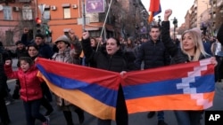 Örmény és hegyi-karabahi zászlóval vonuló ellenzéki tüntetők Jerevánban, 2021. február 27-én. A tüntetők Nikol Pasinján miniszterelnök lemondását akarják elérni. 