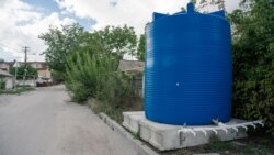 Пластикові бочки з водою у Сімферополі. 8 вересня 2020 року