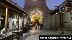 Бухоронинг эски шаҳар қисмидаги миллий ҳунармандлик ашёлари сотиладиган расталар