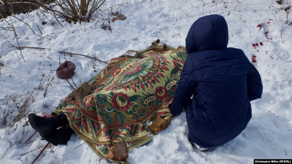 Nadia Volkova leans over the body of her mother, Katya, who was killed during shelling in the eastern Ukrainian city of Avdiyivka on February 1.