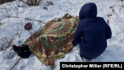 Надя Волкова 1 февраль иртәсендә базарга барышлый һәлак булган әнисе янында