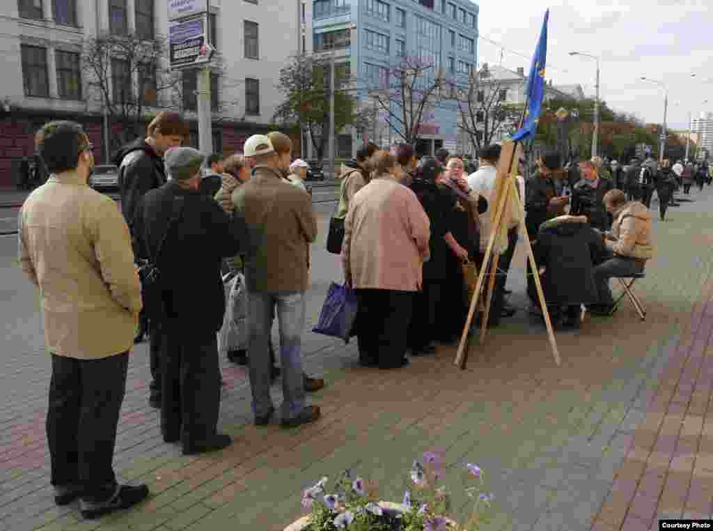 Людзі ў Менску падпісваюцца за вылучэньне А.Саньнікава кандыдатам у прэзыдэнты. -