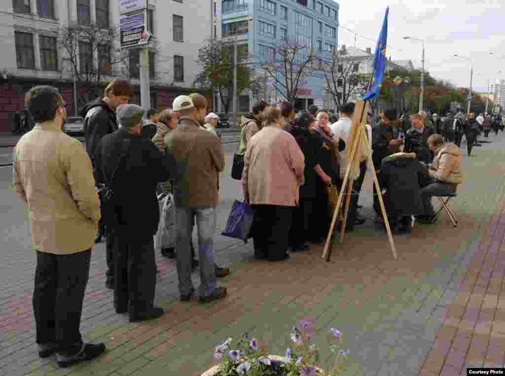 Людзі ў Менску падпісваюцца за вылучэньне А.Саньнікава кандыдатам у прэзыдэнты. - 