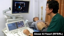 Врач проверяет сердце пациента при помощи ультразвука. Иллюстративное фото.