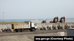 ანაკლიის პორტის მშენებლობა. 31 ივლისი, 2025. „ანაკლიას შეუძლია მნიშვნელოვნად გააძლიეროს საქართველოს საზღვაო შესაძლებლობები და ხელი შეუწყოს შუა დერეფნის განვითარებას”, - აღნიშნულია ევროკომისიის გენერალური დირექტორატის (DG ENEST) კვლევაში.