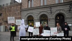 Члени білоруської діаспори на пікеті в Стокгольмі вимагають від шведського МЗС перестати називати їхніх співвітчизників «білорусами»