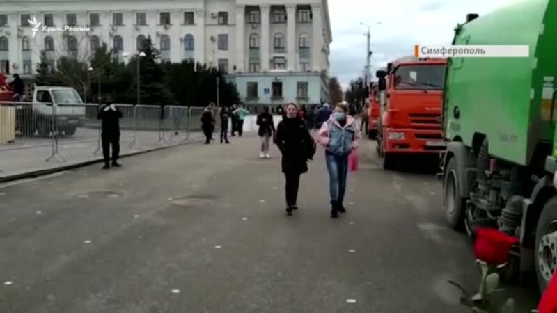 В Симферополе вышли сторонники и противники Навального, но акция не состоялась (видео)