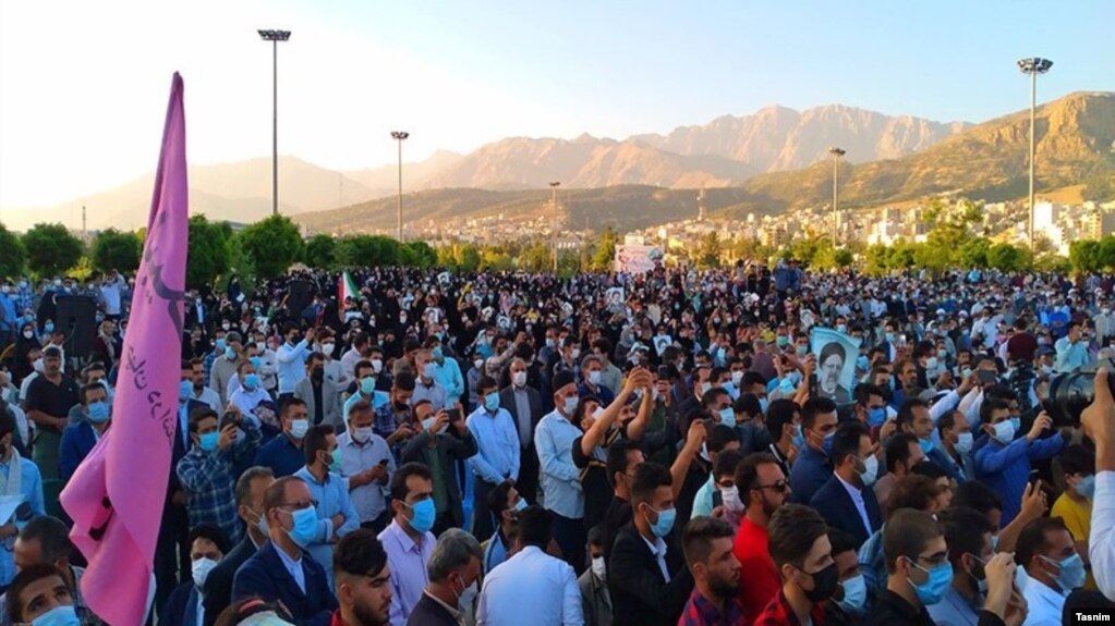 عکسی که خبرگزاری تسنیم از تجمع هواداران ابراهیم رئیسی در یاسوج منتشر کرده است