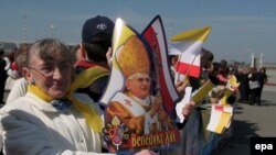 Подготовка к встрече папы в варшавском аэропорту