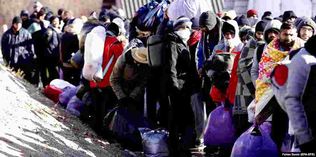 Мигранты стоят в очереди за едой в палаточном лагере &laquo;Липа&raquo; в Бихаче, Босния и Герцеговина, через несколько дней после того, как он был сильно разрушен пожаром. Лагерь подвергали резкой критике как непригодный для размещения беженцев и мигрантов. (epa-EFE/Фехим Демир)