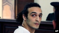 Pe 14 mai 2015, Mahmoud Abou Zeid - Shawkan apare în fața unui judecător după ce a petrecut peste 600 de zile în închisoarea din Cairo, Egipt.