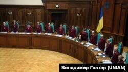 Судді КСУ першого жовтня 2010 року визнали таким, що не відповідає Конституції України, Закон «Про внесення змін до Конституції України» №2222-IV