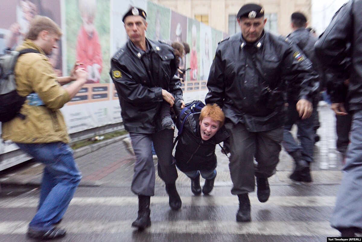 Неповиновение сотруднику. Неповиновение полиции. Поздоровался с милиционером. Неподчинение сотруднику правоохранительных органов.. Общение между полицейским и гражданином.