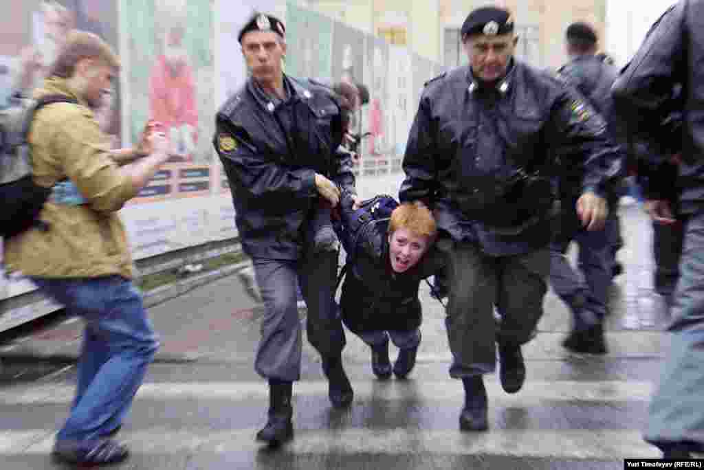 Акция продолжалась не более 30 секунд – ожидавшие на площади полицейские в течение нескольких минут задержали всех протестующих и погрузили их в автобусы. 