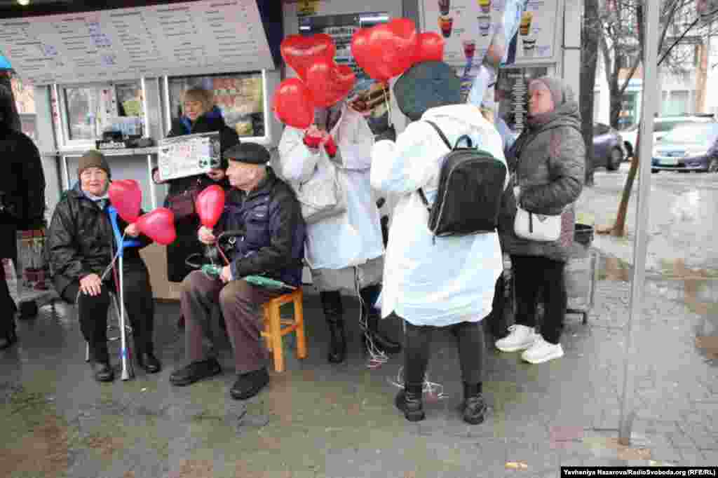 Так у День святого Валентина вони хочуть нагадати про своїх коханих, на повернення додому яких чекають