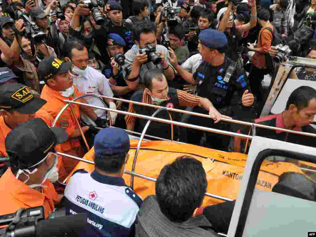 Эвакуация пострадавших при взрывах в дорогих отелях Джакарты 