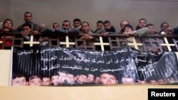 أصدقاء الضحايا المصريين الأقباط الذين أعدمهم "داعش" في قداس تأبيني بالقاهرة