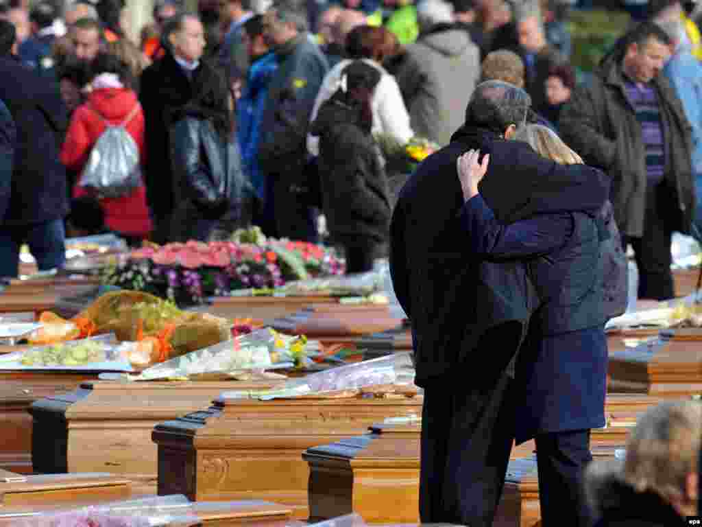 В Италии сегодня хоронят жертв землетрясения. По последним данным, погибли 283 человека