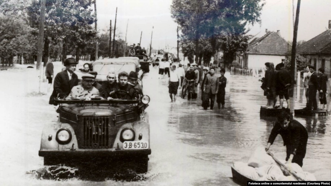  16 mai 1970. Nicolae Ceauşescu în mijlocul cetăţenilor de la Satu Mare, pe timpul inundaţiilor. Sursa: Fototeca online a comunismului românesc, cota: 1/1970