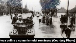  16 mai 1970. Nicolae Ceauşescu în mijlocul cetăţenilor de la Satu Mare, pe timpul inundaţiilor. Sursa: Fototeca online a comunismului românesc, cota: 1/1970