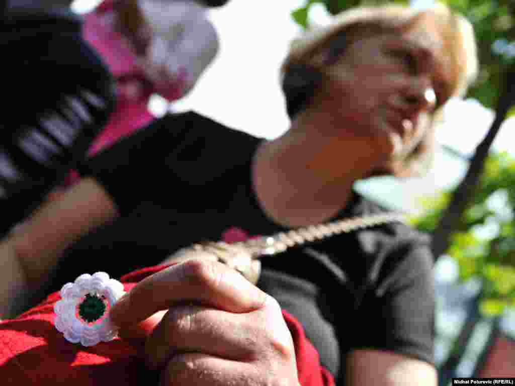Podjela cvjetića građanima Sarajeva, kao simbol stradanja Bošnjaka tokom rata u BiH, 01.07.2011. Foto: RSE / Midhat Poturović 