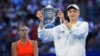Елена Рыбакина US Open турнирінің кубогымен. 12 қыркүйек 2026 жыл.