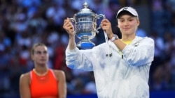 Елена Рыбакина US Open турнирінің кубогымен. 12 қыркүйек 2026 жыл.