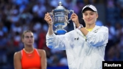 Елена Рыбакина US Open турнирінің кубогымен. 12 қыркүйек 2026 жыл.