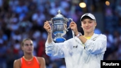 Елена Рыбакина с кубком после победы на US Open