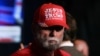 Un alegător din statul american Carolina de Sud, cu două certitudini înscrise pe șapca de tip MAGA. 