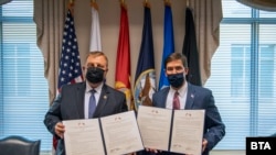 Министърът на отбраната Красимир Каракачанов и американският му колега Марк Еспър 