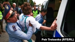 Полиция задерживает женщину в центре Алматы. 12 июня 2019 года.