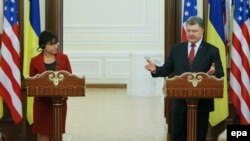 Президент України Петро Порошенко та міністр торгівлі США Пенні Пріцкер під час брифінгу у Києві. 26 жовтня 2015 року