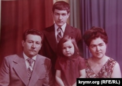 Наріман Маметов із дружиною, донькою і сином