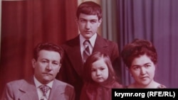 Nariman Mametov apayı, qızı ve oğlu ile