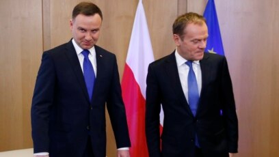 Новите и бившите управляващи в Полша водят тежка битка за
