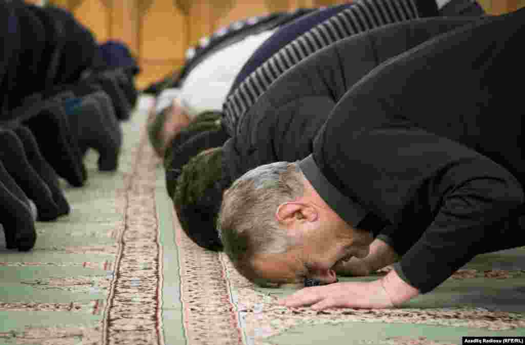 Şiə müsəlmanları ibadət edərkən özlərinin də dediyi kimi müqəddəs torpaqlardan gətirilən möhür daşından istifadə edirlər.