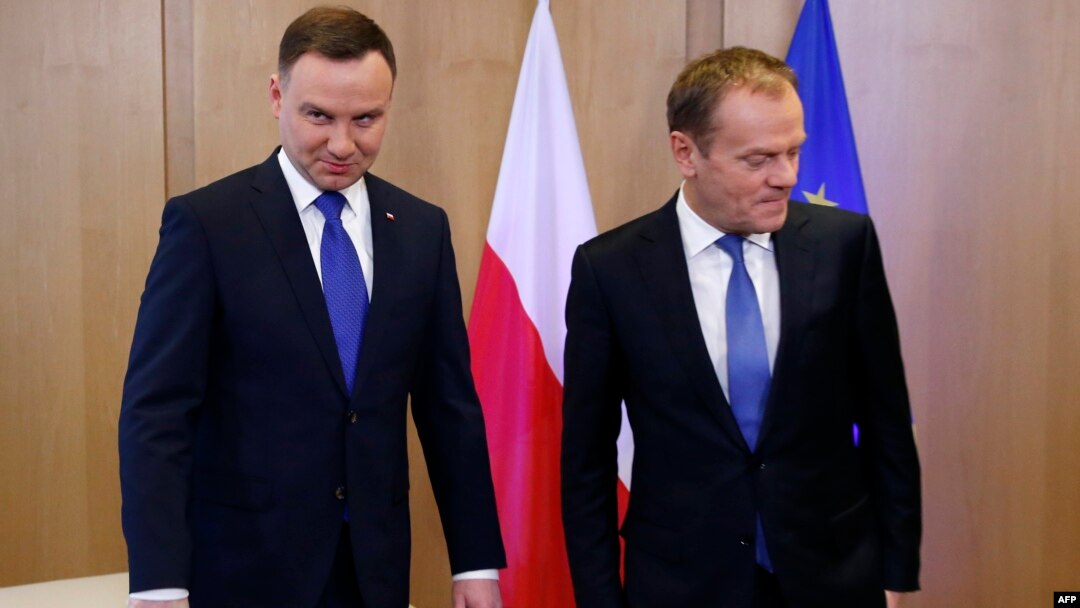 Президентът на Полша Анджей Дуда и Доналд Туск, настоящ премиер на страната. Снимката е от 2016 г.