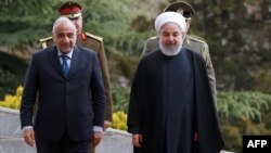 د انځور ښي لوري ته د ايران ولسمشر حسن روحاني او چپ لوري ته د عراق صدراعظم عادل عبدالمهدي ایران ته د ده د دوه ورځني سفر په ترڅ کې