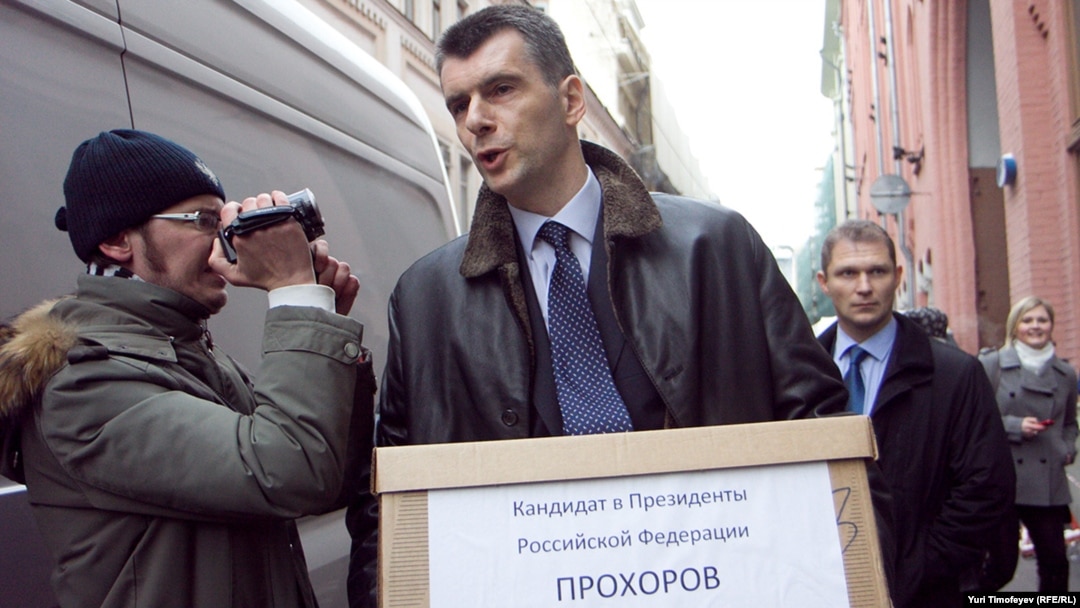 Михаил Прохоров несет подписные листы в ЦИК