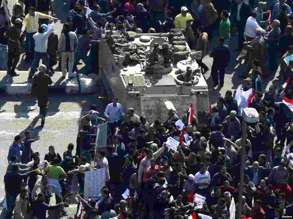 Мубаракка каршы чыккандар аларга чабуул койгондор жөнөкөй кийим кийген полиция кызматкерлери болчу деп ырасташууда. Ички иштер министрлиги мындай дооматты чекте какты.
