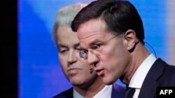 Mark Rutte (dreapta) și Geert Wilders, în dezbateri, la Rotterdam, 13 martie 2017