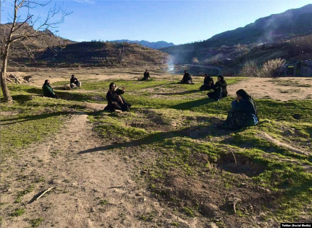 Жінки зібралися разом, щоб поспілкуватися, в іранській провінції Лорестан. Іран, березень 2020 року