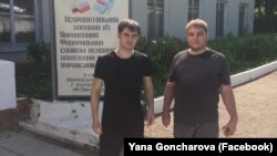 Олександр Костенко (зліва) після звільнення з російської колонії, 3 серпня 2018 року