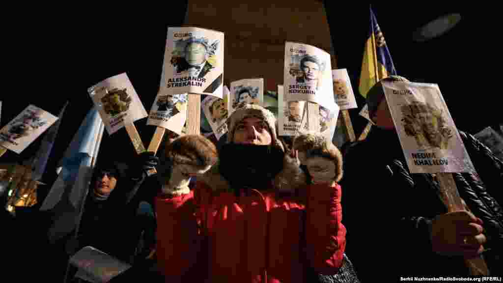Qırım.Aqiqat &nbsp;muhbiri haber etkenine köre, Kyivniñ merkezinde 200-den ziyade insan toplanğan. Olar ellerinde yarımadadaki siyasiy mabüs ve ğayıp olğanlarnıñ resimlerini tuta ekenler