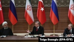 Recep Tayyip Erdogan (ortada), Vladimir Putin (sağda) və İran prezidenti Hassan Rohani Ankarada görüş zamanı, aprel, 2018-ci il