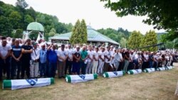 Diňle: Srebrenisa genosidiniň ýyl dönümi adalat boşlugyny we onuň global täsirini görkezýär