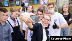 Алена Попова с волонтерами ее предвыборного штаба